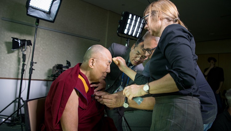 Su Santidad el Dalái Lama se prepara para su entrevista con la académica y periodista islámica Amira Hafner-Al Jabaji en Zurich, Suiza, el 22 de septiembre de 2018. Foto de Manuel Bauer