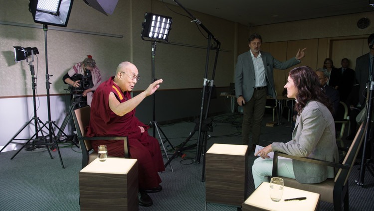 La académica y periodista islámica Amira Hafner-Al Jabaji entrevista a Su Santidad el Dalái Lama para la televisión suiza en Zurich, Suiza, el 22 de septiembre de 2018. Foto de Manuel Bauer