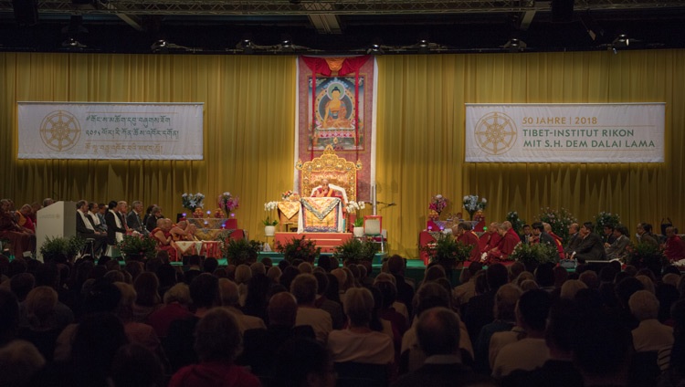 Una vista de la sala Eulachhalle mientras Su Santidad el Dalái Lama se dirige a la audiencia durante la celebración del 50º aniversario del Tibet Institute Rikon en Winterthur, Suiza, el 22 de septiembre de 2018. Foto de Manuel Bauer