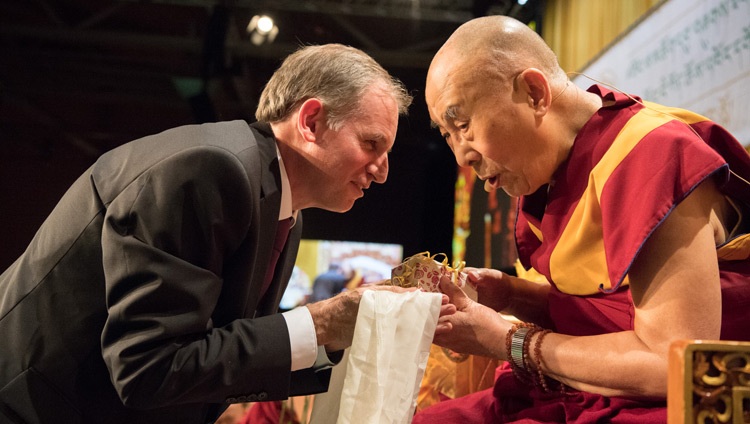 Philip Hepp, Director Gerente de TIR, entregando a Su Santidad el Dalái Lama un reloj suizo en nombre de la fundación TIR en la conclusión de la celebración del 50º aniversario del Tibet Institute Rikon en Winterthur, Suiza, el 22 de septiembre de 2018. Foto de Manuel Bauer