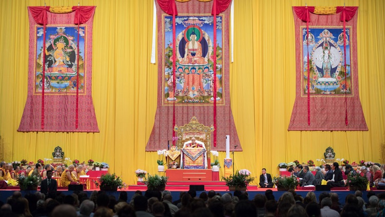 Vista del escenario del Hallenstadion de Zurich durante la enseñanza de Su Santidad el Dálai Lama en Zurich, Suiza, el 23 de septiembre de 2018. Foto de Manuel Bauer