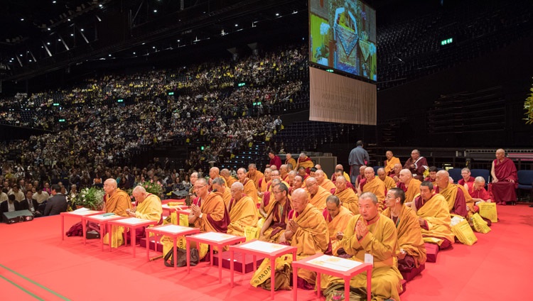  Miembros de la comunidad monástica tibetana sentados en el escenario durante la enseñanza de Su Santidad el Dálai Lama en el Zurich Hallenstadion en Zurich, Suiza, el 23 de septiembre de 2018. Foto de Manuel Bauer