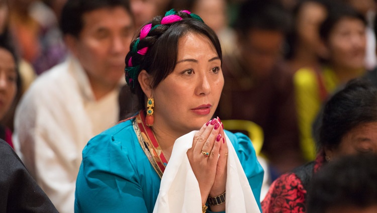 Una tibetana de la audiencia de más de 6.000 tibetanos y partidarios del Tíbet, escuchando a Su Santidad el Dálai Lama durante su reunión en el Hallenstadion de Zurich en Zurich, Suiza, el 23 de septiembre de 2018. Foto de Manuel Bauer