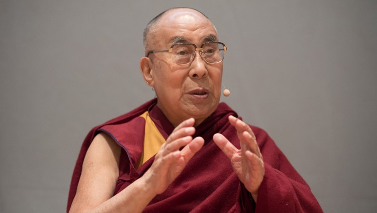 Su Santidad el Dalái Lama hablando en el simposio sobre «Valores Humanos y Educación» en la Universidad de Ciencias Aplicadas de Zurich en Winterthur, Suiza, el 24 de septiembre de 2018. Foto de Manuel Bauer