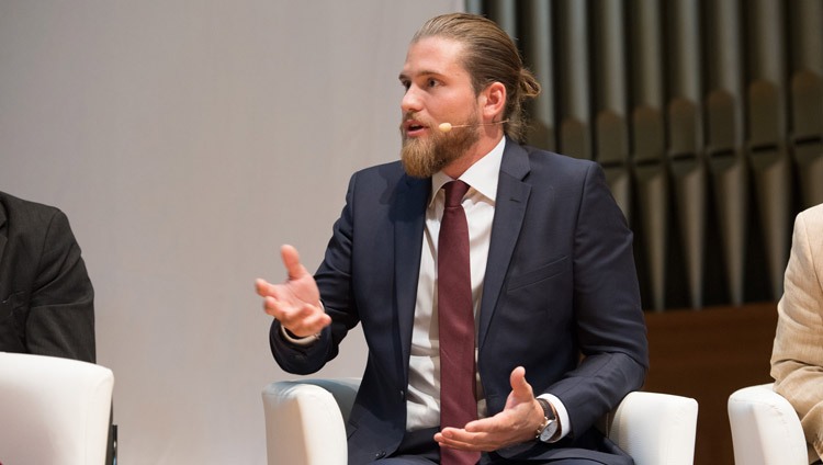 Leonardo Huber, Presidente de la Asociación de Estudiantes, respondiendo a una pregunta sobre los valores humanos universales en relación con la banca de inversión durante la mesa redonda celebrada en la Universidad de Ciencias Aplicadas de Zurich en Winterthur, Suiza, el 24 de septiembre de 2018. Foto de Manuel Bauer