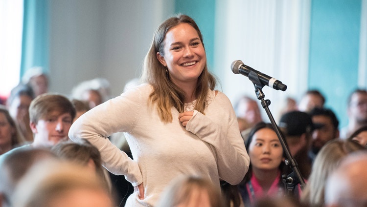 Una persona de la audiencia hizo una pregunta a Su Santidad el Dalái Lama durante la mesa redonda en la Universidad de Ciencias Aplicadas de Zurich en Winterthur, Suiza, el 24 de septiembre de 2018. Foto de Manuel Bauer