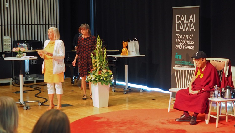 La vicecanciller Cecilia Christersson presenta a Su Santidad el Dalái Lama antes de su charla en la Universidad de Malmö en Malmö, Suecia, el 13 de septiembre de 2018. Foto de Jeremy Russell