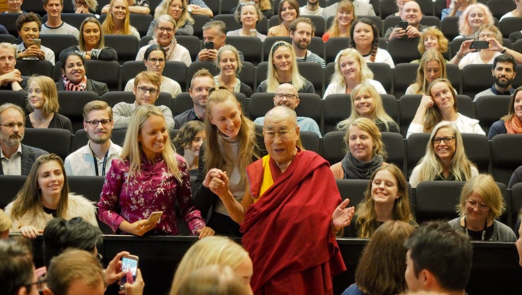 Su Santidad el Dalái Lama posando para fotos con miembros de la audiencia después de su charla con estudiantes en la Universidad de Malmö en Malmö, Suecia, el 13 de septiembre de 2018. Foto de Jeremy Russell