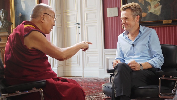 Su Santidad el Dalái Lama hablando con el presentador del programa de entrevistas escandinavo Fredrik Skavlan en el Ayuntamiento de Malmö en Malmö, Suecia, el 13 de septiembre de 2018. Foto de Jeremy Russell