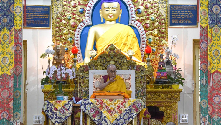 Su Santidad el Dalái Lama hablando durante el primer día de sus cuatro días de enseñanza en el Templo Principal Tibetano en Dharamsala, HP, India, el 3 de octubre de 2018. Foto de Tenzin Phende/DIIR