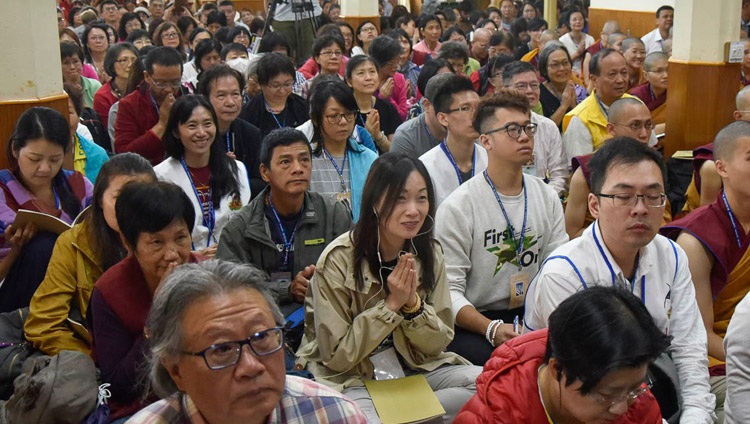 Miembros de la audiencia escuchando a Su Santidad el Dalái Lama durante el primer día de sus cuatro días de enseñanza en el Templo Principal Tibetano en Dharamsala, HP, India, el 3 de octubre de 2018. Foto de Tenzin Phende/DIIR