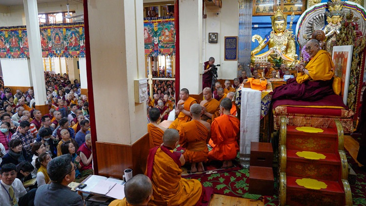 Monjes tailandeses recitan el Mangala Sutta en Pali al comienzo del tercer día de las enseñanzas de Su Santidad el Dalái Lama en el Templo Principal Tibetano en Dharamsala, HP, India, el 5 de octubre de 2018. Foto de Ven Tenzin Jamphel