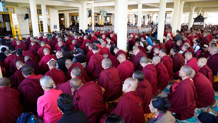 Algunas de las más de 6.000 personas que asistieron al tercer día de clases escuchando a Su Santidad el Dalái Lama hablar en el Templo Tibetano Maiin en Dharamsala, HP, India, el 5 de octubre de 2018. Foto de Ven Tenzin Jamphel