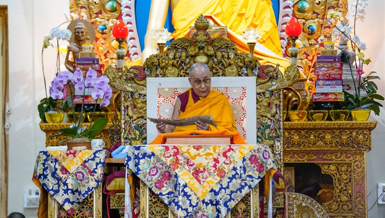 Su Santidad el Dalái Lama leyendo el libro de Chandrakirti «Entrada al Camino Medio» en el tercer día de enseñanzas en el Templo Principal Tibetano en Dharamsala, HP, India el 5 de octubre de 2018. Foto de Ven Tenzin Jamphel