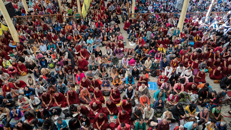 Una vista de la multitud sentada en el patio del Templo Principal Tibetano el último día de las enseñanzas de Su Santidad el Dalái Lama en Dharamsala, HP, India, el 6 de octubre de 2018. Foto de Ven Tenzin Jamphel
