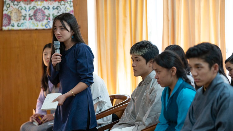 Una estudiante de la Escuela Woodstock hace una pregunta a Su Santidad el Dalái Lama en su residencia en Dharamsala, HP, India, el 11 de octubre de 2018. Foto de Ven Tenzin Jamphel
