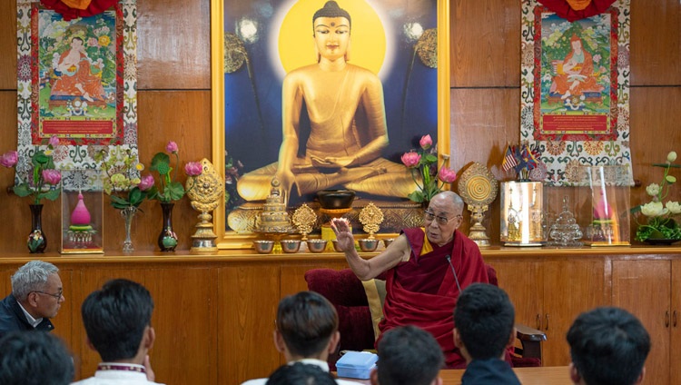 Su Santidad el Dalái Lama responde a una pregunta de la audiencia durante su conversación con estudiantes de la Escuela Woodstock en su residencia de Dharamsala, HP, India, el 11 de octubre de 2018. Foto de Ven Tenzin Jamphel