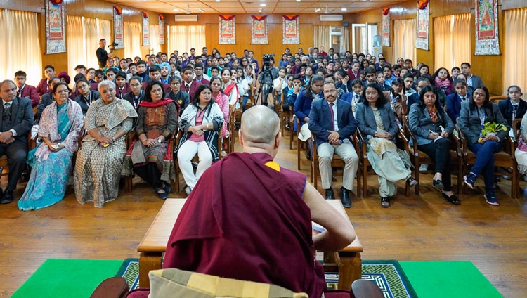 Su Santidad el Dalái Lama dirigiéndose a 140 profesores y estudiantes de escuelas secundarias de la India en su residencia de Dharamsala, HP, India, el 30 de octubre de 2018. Foto de Ven Tenzin Jamphel