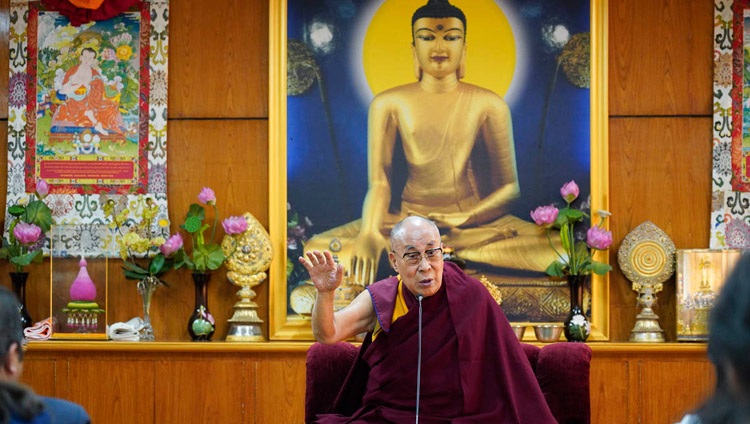 Su Santidad el Dalái Lama se dirige a un grupo de profesores y estudiantes de escuelas secundarias indias en su residencia de Dharamsala, HP, India, el 30 de octubre de 2018. Foto de Ven Tenzin Jamphel