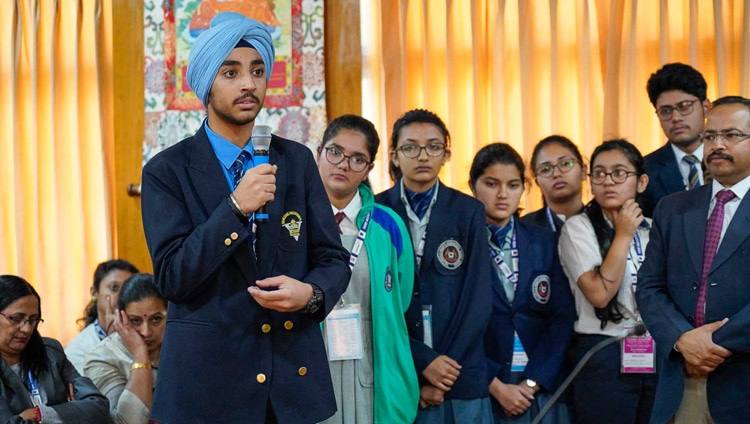 Un estudiante haciendo una pregunta a Su Santidad el Dalái Lama durante su reunión con profesores y estudiantes de secundaria indios en su residencia de Dharamsala, HP, India, el 30 de octubre de 2018. Foto de Ven Tenzin Jamphel