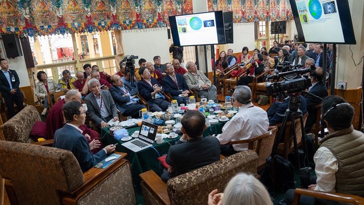 El Dr. Yueh-Nan Chen durante su presentación titulada «De la Física Cuántica a la Biología Cuántica» en el primer día del diálogo con científicos chinos sobre los efectos cuánticos en Dharamsala, HP, India, el 1 de noviembre de 2018. Foto de Ven Tenzin Jamphel