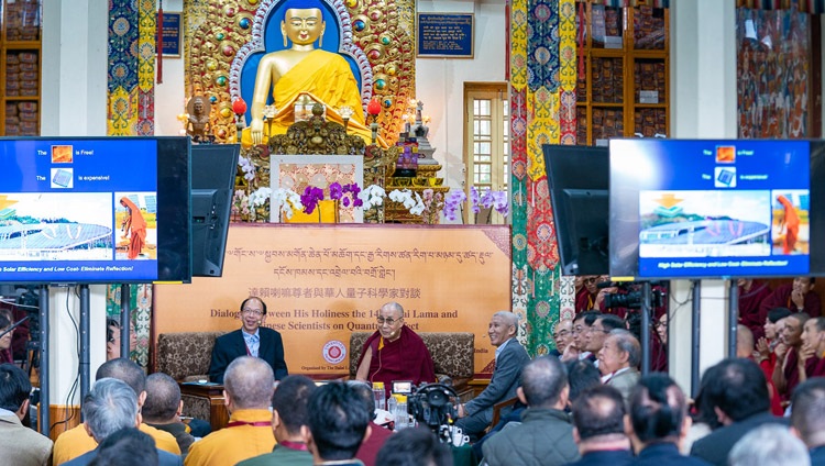 El Dr. Shawn Y Lin describiendo una revolución fotónica moderna durante su presentación en el primer día del diálogo con científicos chinos sobre los efectos cuánticos en Dharamsala, HP, India, el 1 de noviembre de 2018. Foto de Ven Tenzin Jamphel