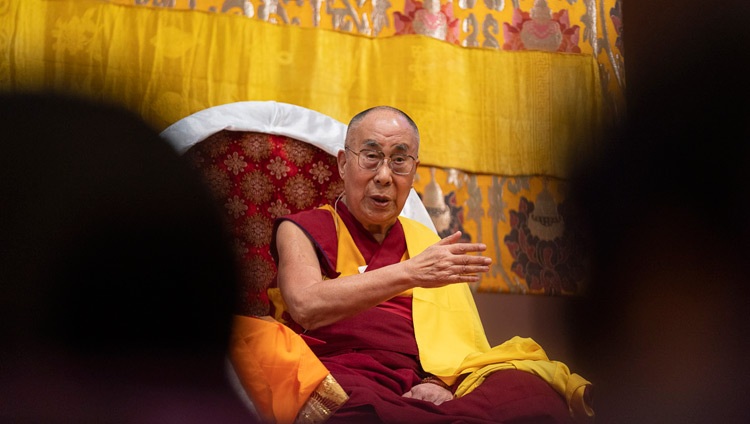 Su Santidad el Dalái Lama se dirige a los 5.000 espectadores presentes en el Salón Nacional de Convenciones del Pacífico de Yokohama, en Yokohama, Japón, el 14 de noviembre de 2018. Foto de Tenzin Choejor