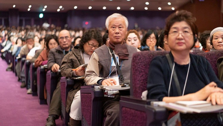 Algunas de las 5.000 personas que escucharon a Su Santidad el Dalái Lama el primer día de su enseñanza en el Salón Nacional de Convenciones de Yokohama en Yokohama, Japón, el 14 de noviembre de 2018. Foto de Tenzin Choejor