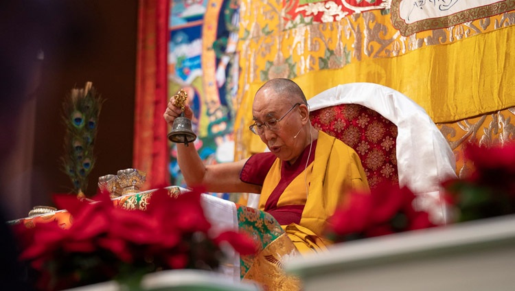 Su Santidad el Dalái Lama otorgando el Empoderamiento de Avalokiteshvara en Yokohama, Japón, el 15 de noviembre de 2018. Foto de Tenzin Choejor