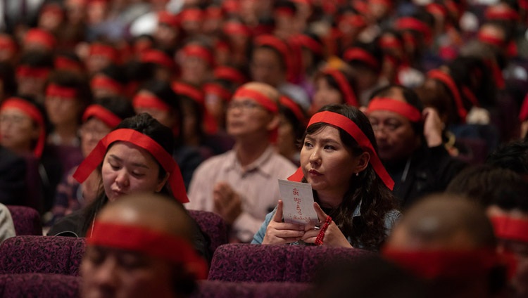 Miembros de la audiencia con vendas rituales en los ojos durante el Empoderamiento de Avalokiteshvara dado por Su Santidad el Dalái Lama en el último día de sus enseñanzas en Yokohama, Japón, el 15 de noviembre de 2018. Foto de Tenzin Choejor