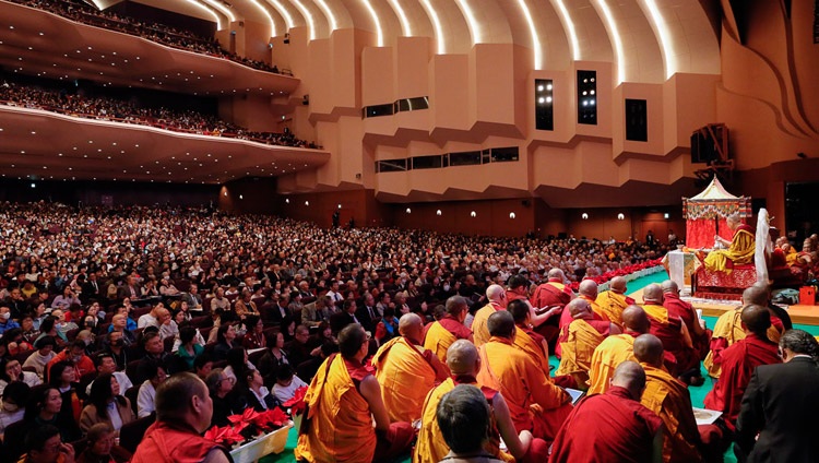 Su Santidad el Dalái Lama otorgando la iniciación de Avalokiteshvara en el Salón Nacional de Convenciones del Pacífico de Yokohama en el último día de sus enseñanzas en Yokohama, Japón, el 15 de noviembre de 2018. Foto de Tenzin Jigme