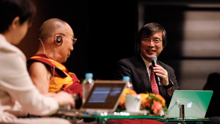 El Dr. Iriki Atsushi, neurocientífico japonés, hace su presentación en el Diálogo entre la Ciencia Moderna y la Ciencia Budista en Yokohama, Japón, el 16 de noviembre de 2018. Foto de Tenzin Jigme