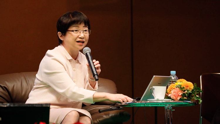 La psicóloga Dra. Yoshiko Sakiko, de la Universidad de Kyoto, hace su presentación sobre la investigación en meditación en el Diálogo entre la Ciencia Moderna y la Ciencia Budista en Yokohama, Japón, el 16 de noviembre de 2018. Foto de Tenzin Jigme