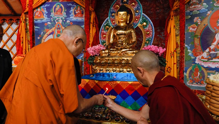 Su Santidad el Dalái Lama encendiendo una lámpara de mantequilla a su llegada al templo del Instituto Sherab Kyetsel Ling en Chiba, Japón, el 18 de noviembre de 2018. Foto de Tenzin Jigme