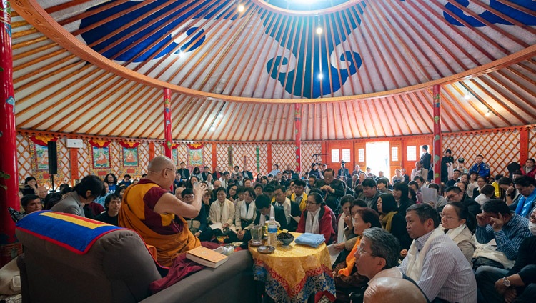 Una vista del interior del templo del Instituto Sherab Kyetsel Ling que tiene la forma de una tienda de campaña mongola durante la visita de Su Santidad el Dalái Lama a Chiba, Japón, el 18 de noviembre de 2018. Foto de Tenzin Choejor