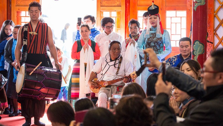Músicos tibetanos y mongoles tocando en la clausura de las ceremonias de inauguración del Instituto Sherab Kyetsel Ling en Chiba, Japón, el 18 de noviembre de 2018. Foto de Tenzin Jigme