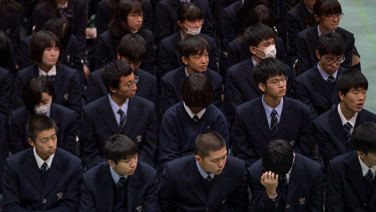 Algunos de los más de 1.700 estudiantes, profesores y padres que escucharon a Su Santidad el Dalái Lama hablar en la Universidad de Reitaku en Chiba, Japón, el 19 de noviembre de 2018. Foto de Tenzin Choejor