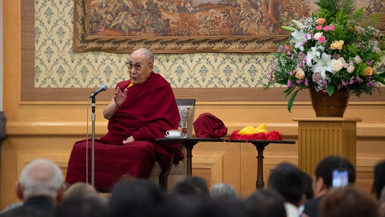 Su Santidad el Dalái Lama hablando a más de 300 tibetanos y bhutaneses en Tokio, Japón, el 20 de noviembre de 2018. Foto de Tenzin Choejor