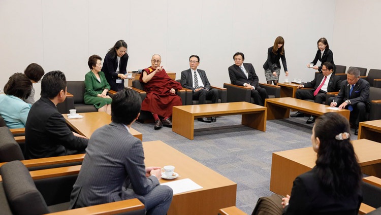 Su Santidad el Dalái Lama se reunió informalmente con miembros del Grupo Parlamentario Japonés de Todos los Partidos para el Tíbet en el complejo parlamentario japonés en Tokio, Japón, el 20 de noviembre de 2018. Foto de Tenzin Jigme