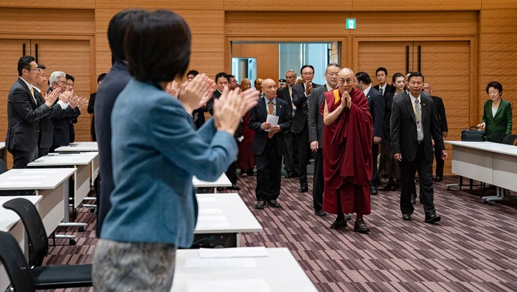 Su Santidad el Dalái Lama llega para una reunión formal con el Grupo Parlamentario Japonés de Todos los Partidos para el Tíbet en el complejo parlamentario japonés en Tokio, Japón, el 20 de noviembre de 2018. Foto de Tenzin Choejor