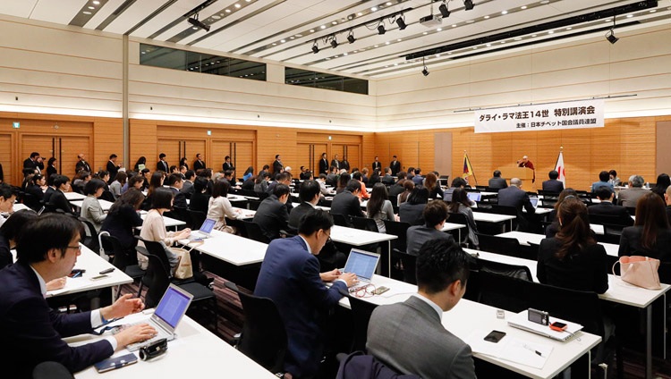 Su Santidad el Dalái Lama dirigiéndose al Grupo Parlamentario Japonés de Todos los Partidos para el Tíbet en el complejo parlamentario japonés en Tokio, Japón, el 20 de noviembre de 2018. Foto de Tenzin Jigme