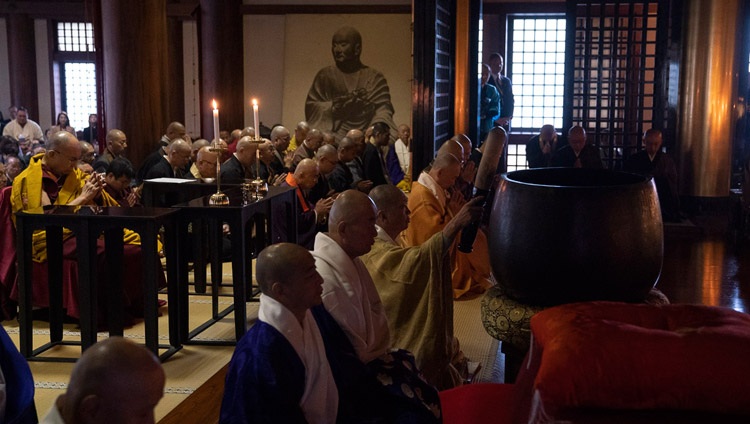 Su Santidad el Dalái Lama rezando en el Templo Tochoji de Fukuoka, Japón, el 22 de noviembre de 2018. Foto de Tenzin Choejor