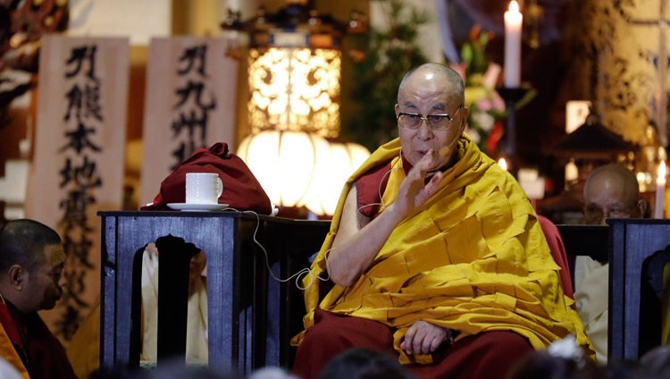 Su Santidad el Dalái Lama dirigiéndose a la audiencia en el Templo Tochoji en Fukuoka, Japón, el 22 de noviembre de 2018. Foto de Tenzin Jigme