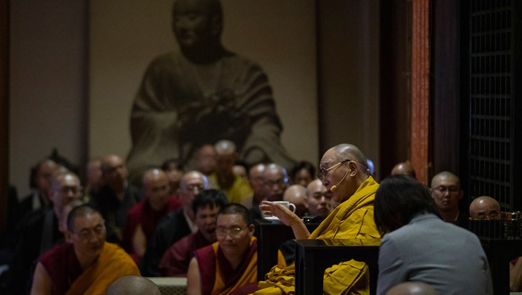 Su Santidad el Dalái Lama respondiendo a las preguntas de la audiencia durante su charla en el Templo Tochoji en Fukuoka, Japón, el 22 de noviembre de 2018. Foto de Tenzin Choejor