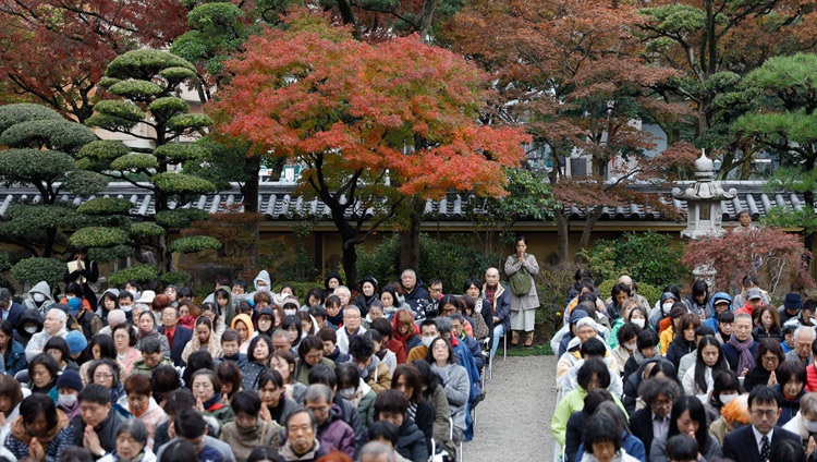 Algunas de las más de 1.500 personas que asistieron a la charla de Su Santidad el Dalái Lama sentadas en el patio del Templo Tochoji en Fuukuoka, Japón, el 22 de noviembre de 2018. Foto de Tenzin Jigme