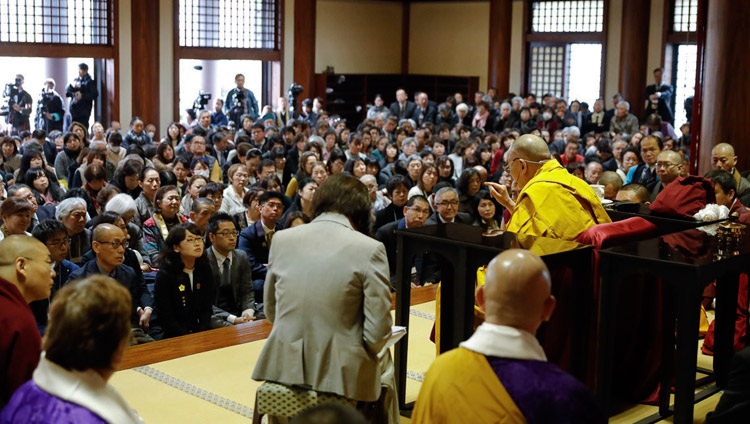 Su Santidad el Dalái Lama respondiendo a las preguntas de la audiencia durante su charla en el Templo Tochoji en Fukuoka, Japón, el 22 de noviembre de 2018. Foto de Tenzin Jigme