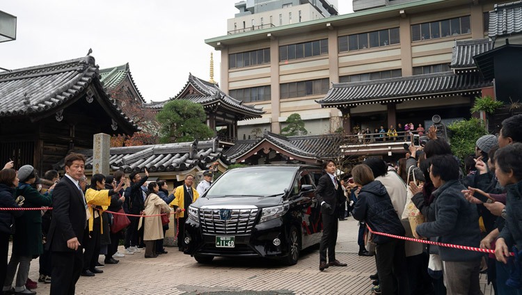 El coche de Su Santidad el Dalái Lama saliendo del Templo Tochoji después de su charla en Fukuoka, Japón, el 22 de noviembre de 2018. Foto de Tenzin Choejor