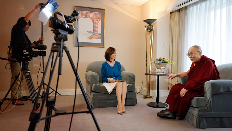 Su Santidad el Dalai Lama y Rina Yamasawa de NHK durante su entrevista en Yokohama, Japón el 13 de noviembre de 2018. Foto de Tenzin Jigme
