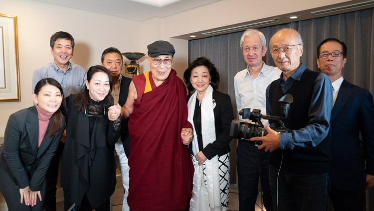 Su Santidad el Dalai Lama posa para una foto con los miembros del equipo de producción después de su entrevista con la Sra. Yoshiko Sakurai, presidenta del Instituto Japonés de Fundamentos Nacionales, en Yokohama, Japón, el 13 de noviembre de 2018. Foto de Tenzin Choejor