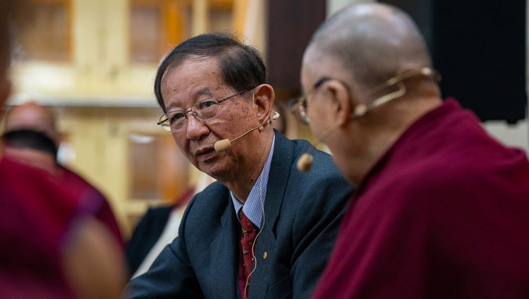 El Prof. Yuan Tseh Lee haciendo su presentación sobre Desafíos y Oportunidades para un Planeta Sostenible en el tercer día del diálogo con científicos chinos sobre los efectos cuánticos en el Templo Principal Tibetano en Dharamsala, HP, India el 3 de noviembre de 2018. Foto de Ven Tenzin Jamphel